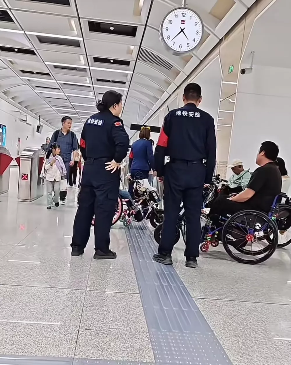 “检查轮椅合格证近1小时”,7人乘电动轮椅进地铁遇阻?
