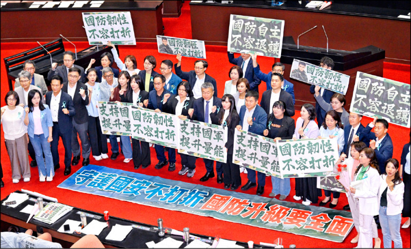 蓝白阉割版国防特别条例通过,造成台湾国防徒有先进武器,却缺乏指挥系统,无异空有拳头却无大脑。 (资料照)