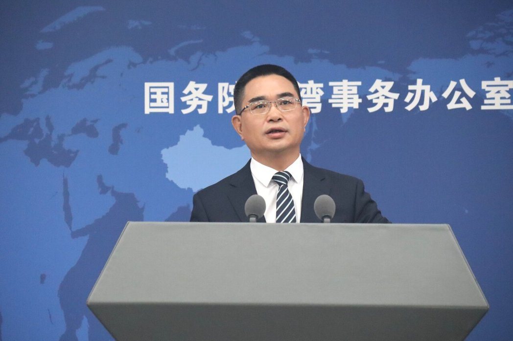 消费者在云南昆明金马正昌水果批发市场选购榴莲。(新华社) 消费者在云南昆明金马正昌水果批发市场选购榴莲。(新华社)