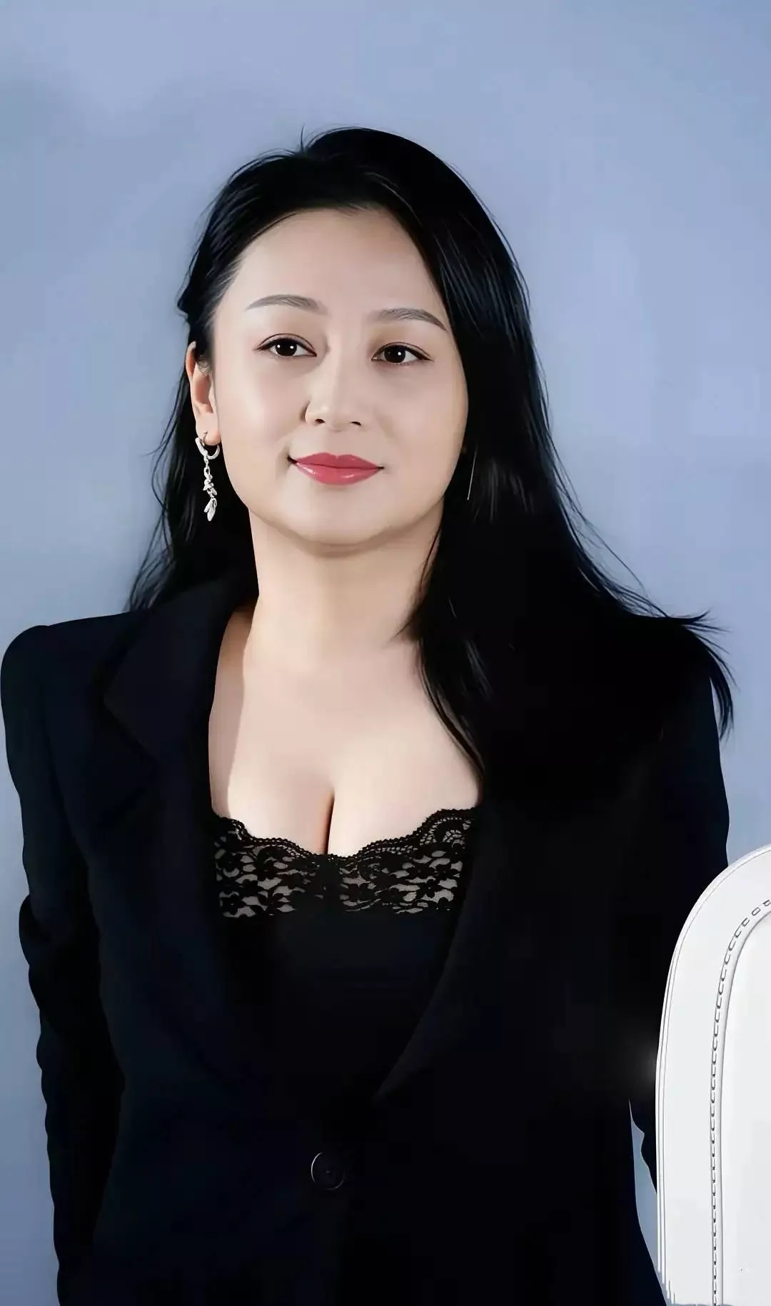 陈凯歌眼光真绝!58岁陈红穿微透上衣身材丰腴