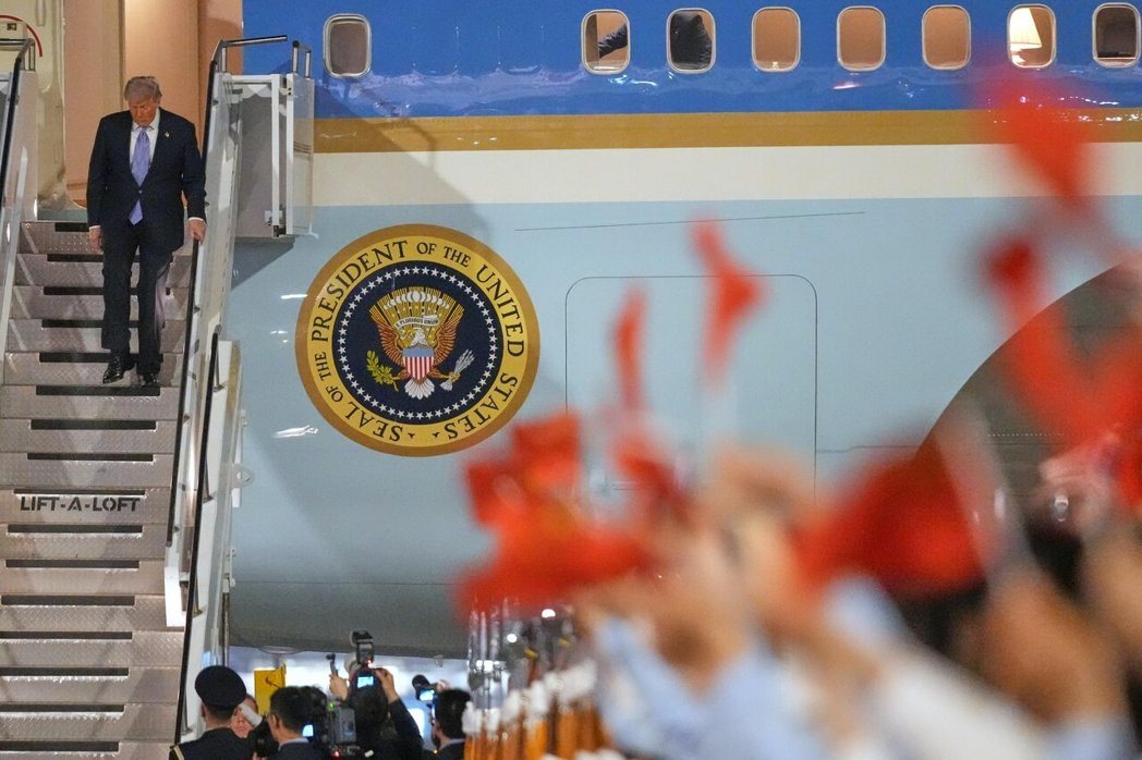 美国总统川普搭乘空军一号于13日晚间抵达北京首都国际机场,大陆方面早前一再敦促美... 美国总统川普搭乘空军一号于13日晚间抵达北京首都国际机场,大陆方面早前一再敦促美...