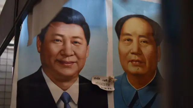北京一处市场内摆放的中国国家主席习近平(左)与已故中共领导人毛泽东的画像。