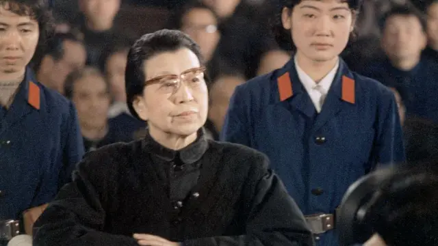 1980年,最高人民法院特别法庭公开审判“四人帮”,江青被判处死刑,缓刑两年执行。