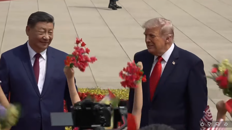过程中习特二人均面带微笑，特朗普则一度鼓掌表达谢意。 （图撷自Youtube）