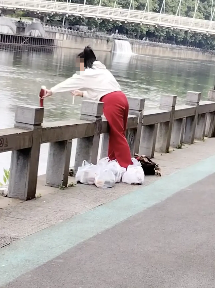 女子河边疑“放生”奶茶，水务部门：已联系警方