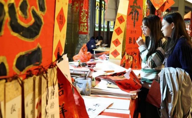 年轻人排队求签如潮 “深圳古庙”爆红