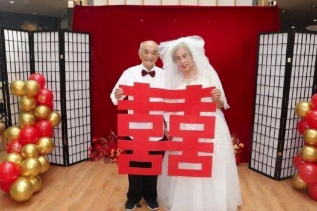 武汉103岁和86岁老人闪婚满周年 晒幸福生活