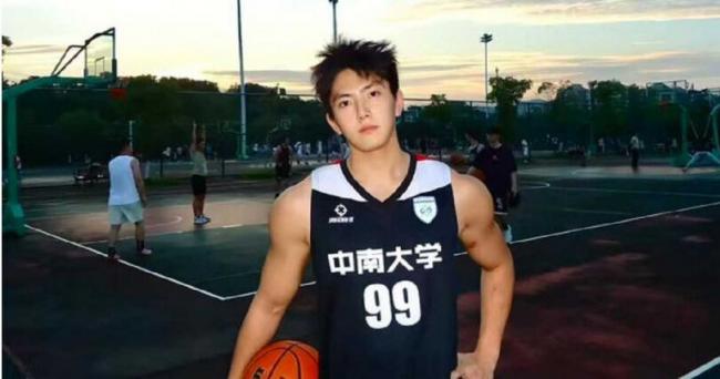帅到被疑是AI！中国男大生爆红 本尊亲回