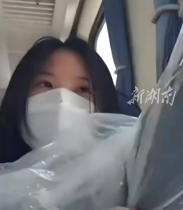 绿皮车现防毒面具？控烟小仙女夸张行径遭群嘲