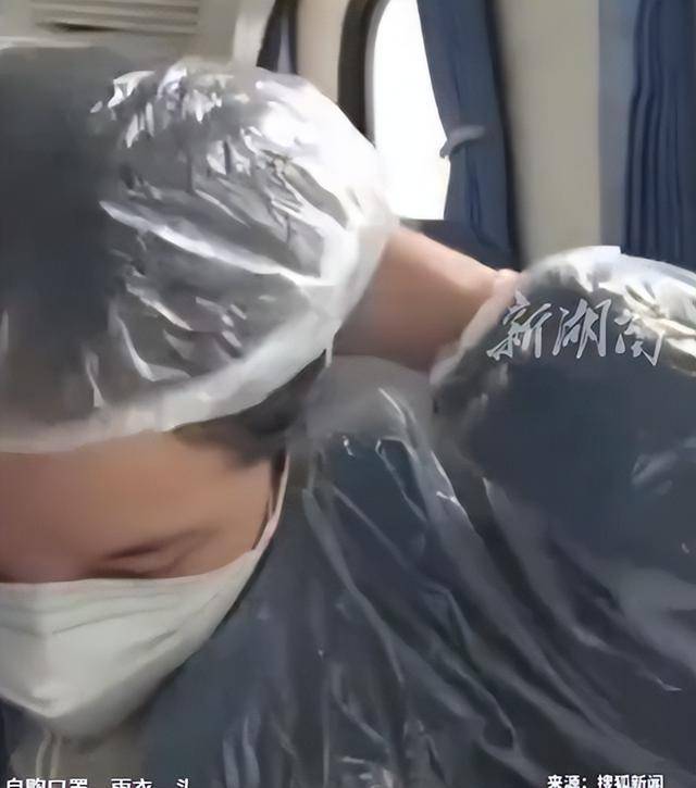 绿皮车现防毒面具？控烟小仙女夸张行径遭群嘲