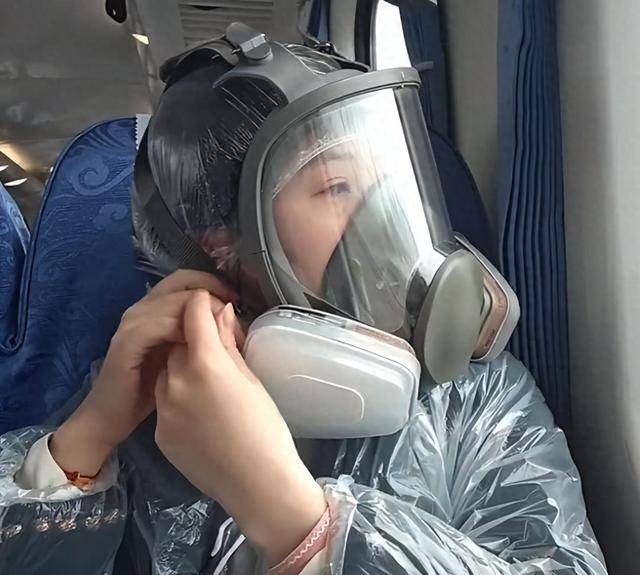 绿皮车现防毒面具？控烟小仙女夸张行径遭群嘲