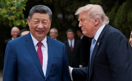 中国国家主席习近平（左）15日在北京中南海，陪同到访的美国总统川普（右）参观。路透