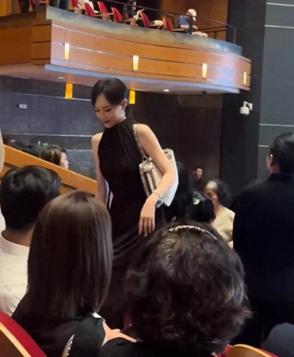 唐嫣参加女儿幼儿园活动，一身黑裙优雅漂亮