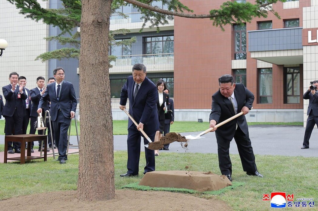 金厦小三通航线跑单帮的水客,常常携带大型行李,有的行李比人还重,上下船都相当危险... 金厦小三通航线跑单帮的水客,常常携带大型行李,有的行李比人还重,上下船都相当危险...