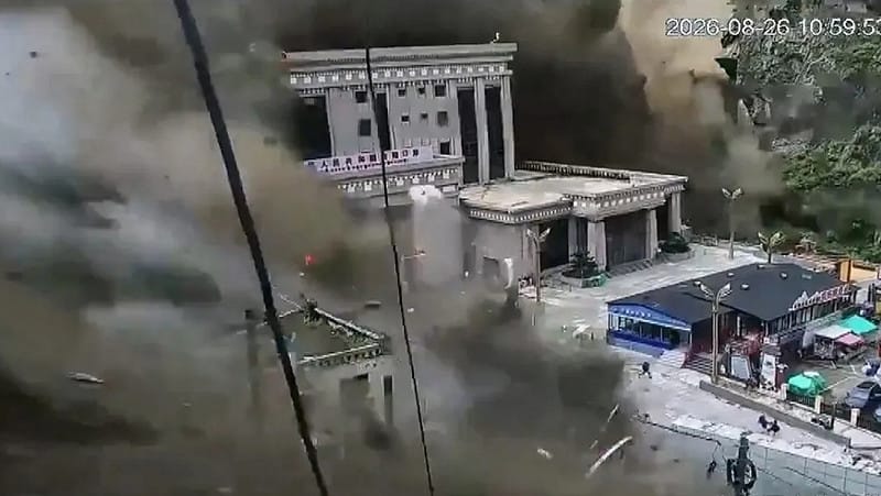 中国西藏日喀则市吉隆县与尼泊尔热索瓦交界处 26 日上午爆发灾难性山洪与土石流。 图:翻摄自 X 中国西藏日喀则市吉隆县与尼泊尔热索瓦交界处 26 日上午爆发灾难性山洪与土石流。 图:翻摄自 X